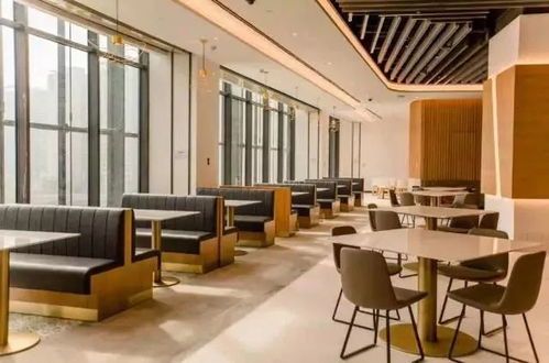 员工下班打卡走出写字楼