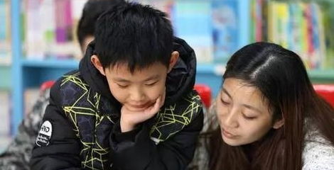 一对父母深夜辅导孩子功课