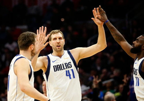 独行侠球员庆祝得分