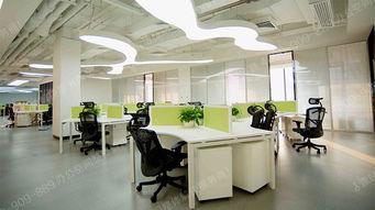 办公室里年轻白领站在白板前讲解工作