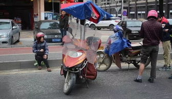 街头遮阳伞下的小贩和炎热天气下的行人