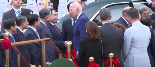 拜登在演讲中神情专注