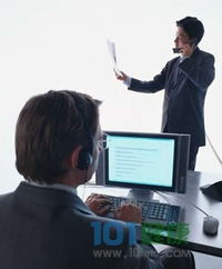 销售员面对电脑和电话工作的场景