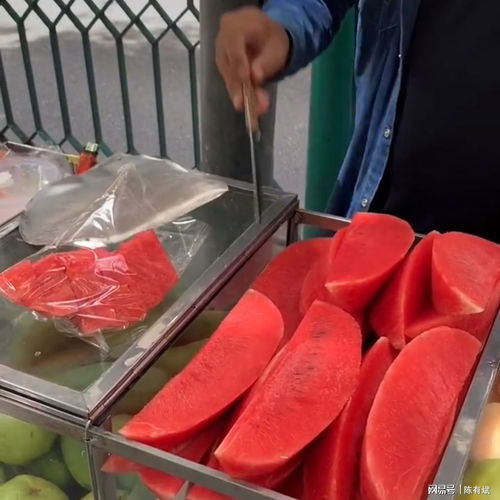 街头卖西瓜的小贩