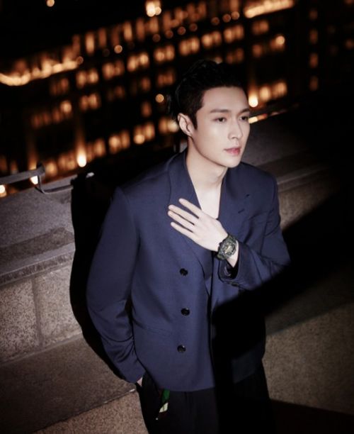 张艺兴身穿黑色西装揭开茅台酒瓶