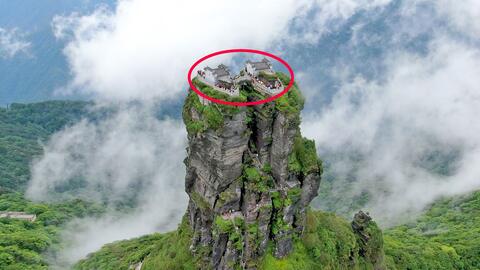 修行者站在山顶