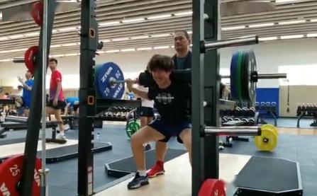 王楚钦在训练场上挥汗如雨