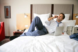 一只羊吖躺在病床上写字