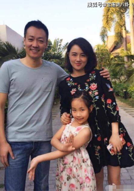 辛柏青朱媛媛女儿白T短裤阳光笑容侧影