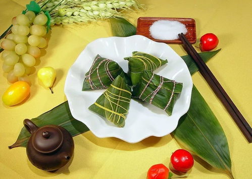 端午节一家人围坐吃粽子场景图