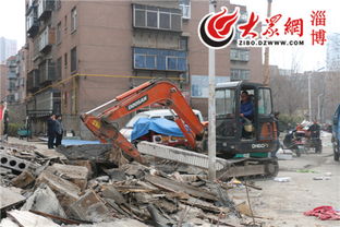 挖掘机正在拆除违章建筑