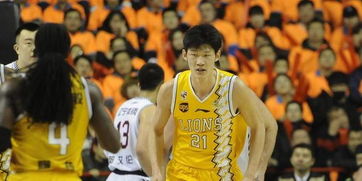 广厦队在比赛中激烈对抗