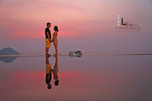 夕阳下两个人背影牵手走过街道