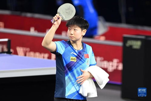 孙颖莎向观众挥手致意