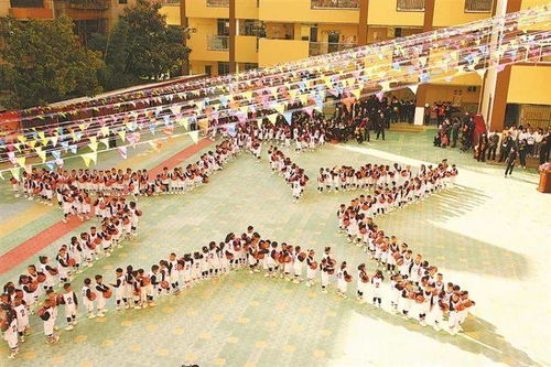 孩子们在球场上奋力拼搏