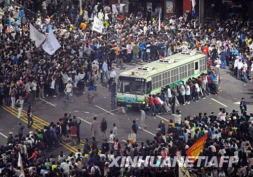 抗议低交通量社区政策的示威人群