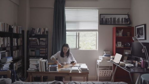 一位中年女性在病房窗边微笑望向窗外