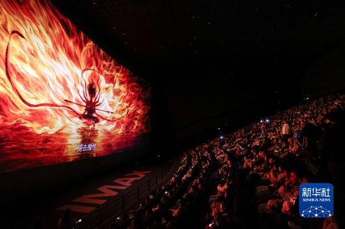 电影院观众观看哪吒2场景