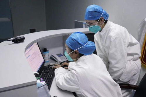 宇宙在出院当天与医护人员合影