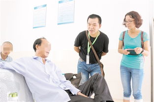 社工人员与小女孩交谈