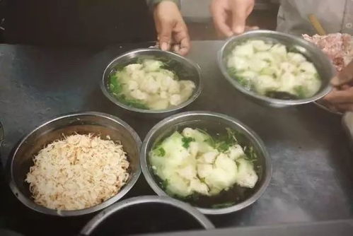 一杯热茶散发出蒸汽