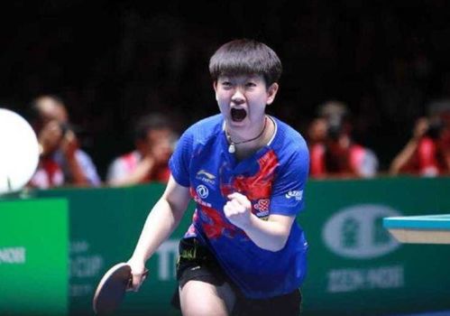 孙颖莎微笑向观众挥手致意