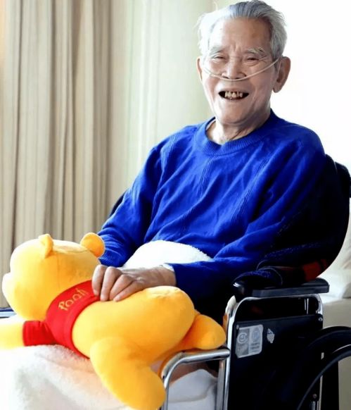 一名14岁少女坐在窗边沉思