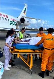 机场急救人员待命准备接应的场景