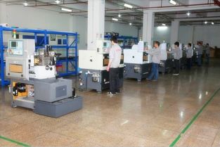 老师傅正在指导AI机床加工零件