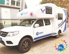 一辆停在路边的白色房车内部布置温馨