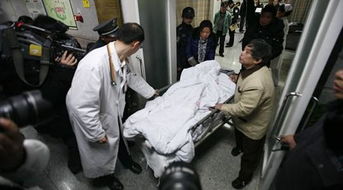 医院中受伤女子接受治疗