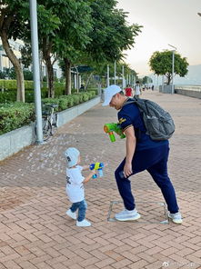 胡杏儿与丈夫一起陪孩子玩耍