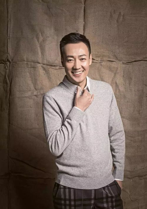 辛柏青微笑面对镜头的自然瞬间