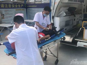 医护人员在现场抢救伤员