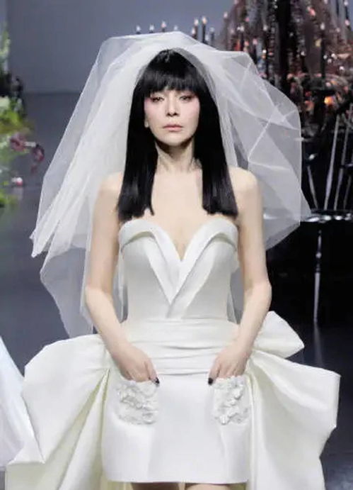 王琳身穿婚纱走秀