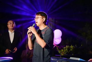 白举纲在录音室专注制作音乐