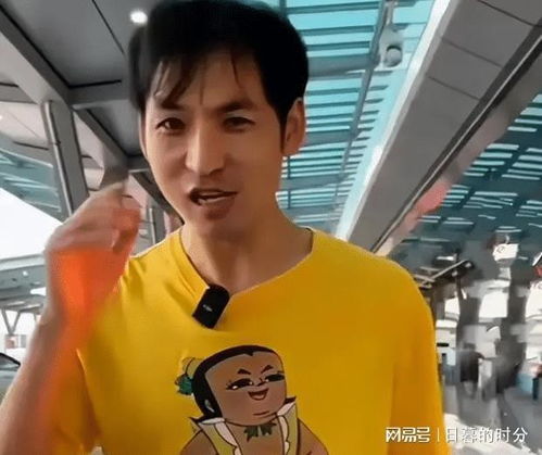 网红铁头在直播间面对镜头说话