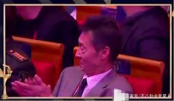 朱媛媛在后台准备演出