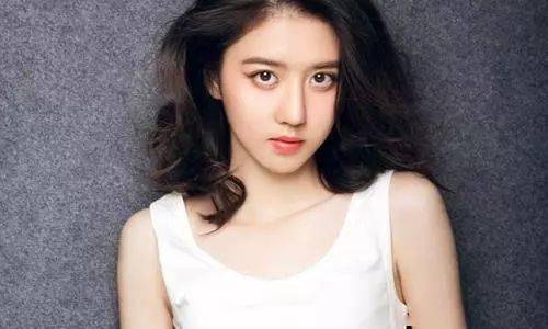 李凯馨发视频回应争议，干爹出面道歉引热议