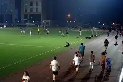 重庆一大学生坠化粪池遇难，学校回应引发关注