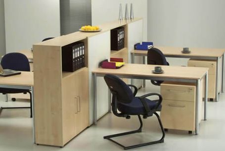 阳光洒在办公桌上象征希望