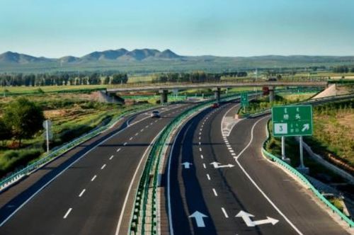 小米YU7在高速公路上测试