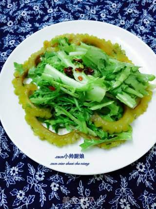 苦瓜与苦菊摆盘图