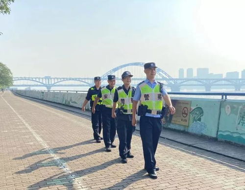 钱塘江边警察巡逻维持秩序
