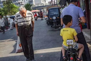 人们在街头行走时保持警惕相互照看