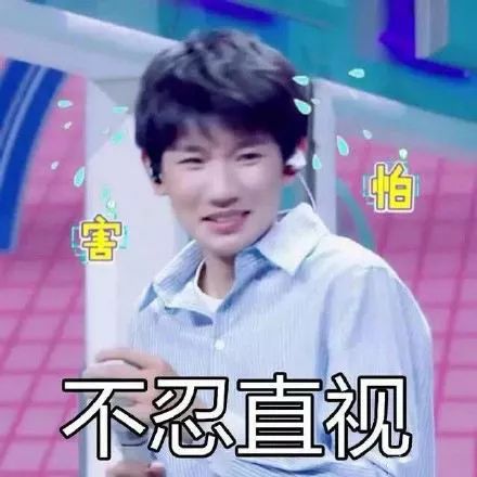 王源低头吃夜宵表情轻松