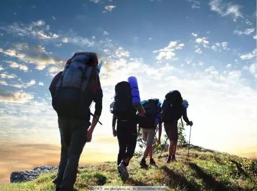 一个人背着背包走在山间小路上