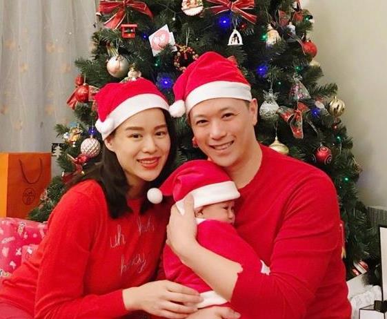 胡杏儿与三个孩子合影