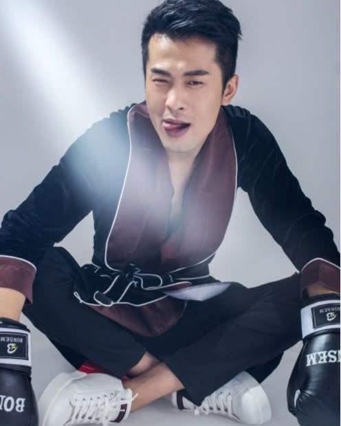 辛巴直播带货燕窝画面