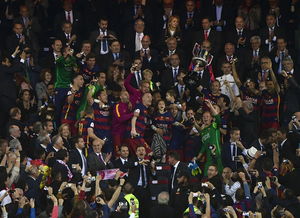 球员们高举奖杯庆祝胜利